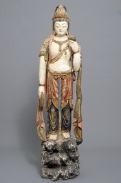 Een grote Chinese gepolychromeerd houten sculptuur van Guanyin, 18/19e eeuw