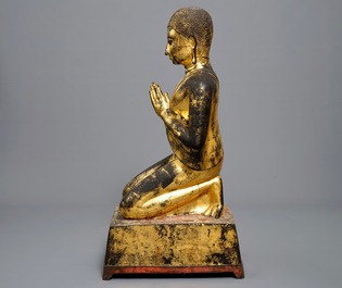 Een grote Tha&iuml;se verguld bronzen figuur van Moggallana, Ayutthaya periode, 17e eeuw