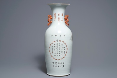Een Chinese qianjiangcai vaas met figuren in een landschap, 19/20e eeuw