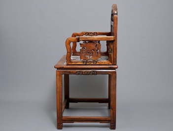 Une chaise en bois sculpt&eacute; et panneaux de marbre, Chine, d&eacute;but du 20&egrave;me