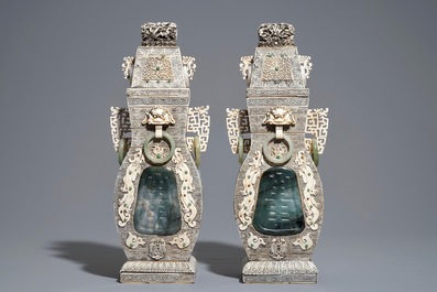 Une paire de grands vases couverts en ivoire, jade et os, Chine, vers 1940