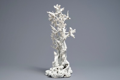 Un groupe en porcelaine blanc de Chine figurant deux femmes autour d'un arbre, 18&egrave;me