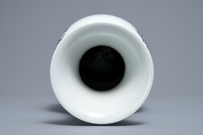 Un vase en porcelaine de Chine bleu, blanc et rouge &agrave; d&eacute;cor 'sanduo', 19/20&egrave;me