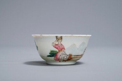 Une tasse et soucoupe en porcelaine de Chine famille rose &agrave; d&eacute;cor &eacute;rotique, Yongzheng