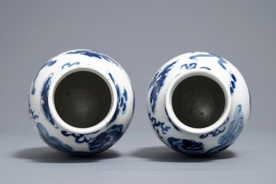 Een paar Chinese blauwwitte vazen met boeddhistische leeuwen, Kangxi merk, 19e eeuw