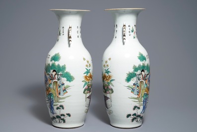 Een paar Chinese famille rose vazen met tweezijdig decor, 19/20e eeuw