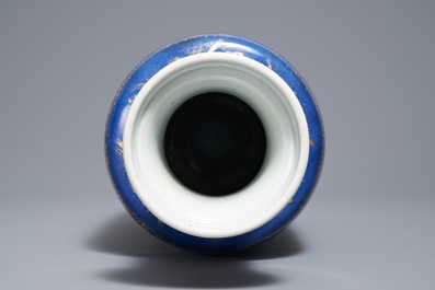 Un vase en porcelaine de Chine bleu poudr&eacute; et dor&eacute;, Kangxi