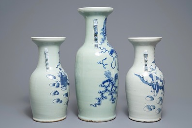 Trois vases en porcelaine de Chine bleu et blanc sur fond c&eacute;ladon, 19&egrave;me