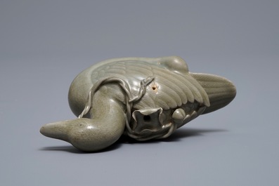 A Korean celadon-glazed duck-shaped water dropper, 19/20th C.