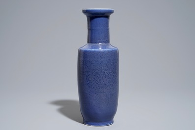 Un vase de forme rouleau en porcelaine de Chine bleu monochrome, 19/20&egrave;me