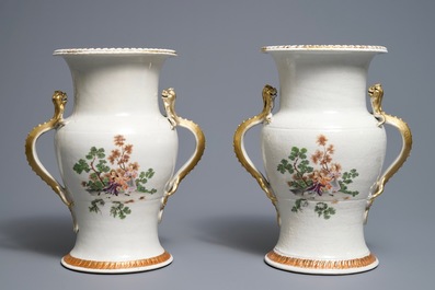 Une paire de vases en porcelaine de Chine aux anses en forme de dragons, Qianlong