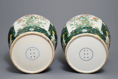 Une paire de grands vases en porcelaine de Chine famille noire, 19/20&egrave;me