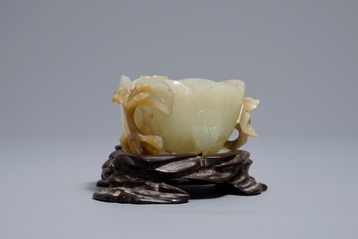 Une coupe libatoire en jade sculpt&eacute;, Chine, 18/19&egrave;me