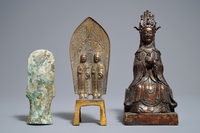 Deux figures en bronze et un fragment de hache, Han et Ming ou apr&egrave;s