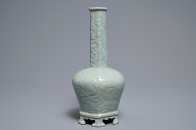 Een Koreaanse celadon vaas met onderglazuur floraal decor, Goryeo of later