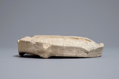 Un fragment de tuile en terre cuite &agrave; d&eacute;cor calligraphique, Han
