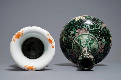 Deux vases en porcelaine de Chine famille noire et rouge de fer, 19&egrave;me