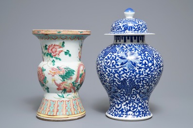 Twee vazen en een schotel in Chinees blauwwit en famille rose porselein, 19e eeuw