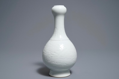 Un vase en porcelaine blanc de Chine &agrave; d&eacute;cor incis&eacute; de dragons, marque de Qianlong, 19/20&egrave;me