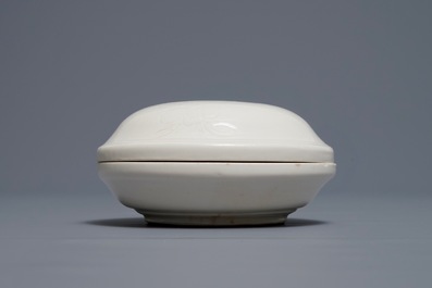 Une bo&icirc;te couverte de forme ronde en porcelaine blanc de Chine de Dehua &agrave; d&eacute;cor incis&eacute;, Ming/Qing