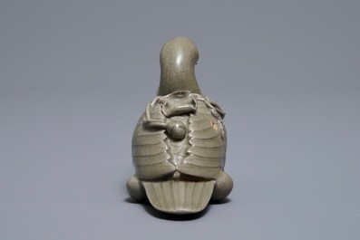 Een Koreaanse celadon waterdruppelaar in de vorm van een eend, 19/20e eeuw