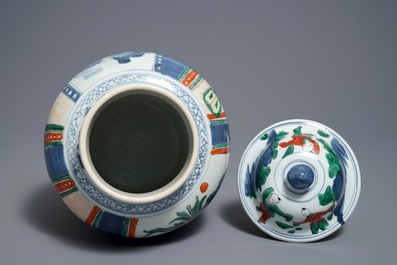 Un vase couvert en porcelaine de Chine wucai &agrave; d&eacute;cor de figures, &eacute;poque Transition