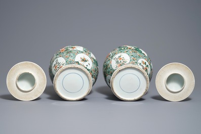 A pair of Chinese famille verte vases and covers with floral design, 19/20th C.