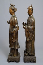 Une paire de grandes figures aux t&ecirc;tes amovibles en bronze, Chine pour le Vietnam, 19&egrave;me