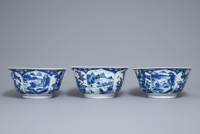 Trois grands bols en porcelaine de Chine bleu et blanc, Kangxi