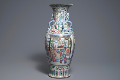 Un vase en porcelaine de Chine famille rose aux anses en forme de dragons, 19&egrave;me