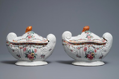 Une paire de terrines couvertes sur pr&eacute;sentoirs en porcelaine de Chine famille rose de style n&eacute;oclassique, Qianlong