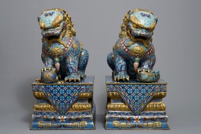 Une paire de grands lions bouddhistes en &eacute;maux cloisonn&eacute;s, Chine, 19/20&egrave;me