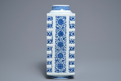 Een Chinese blauwwitte cong vaas met floraal decor, Qianlong merk, 19/20e eeuw