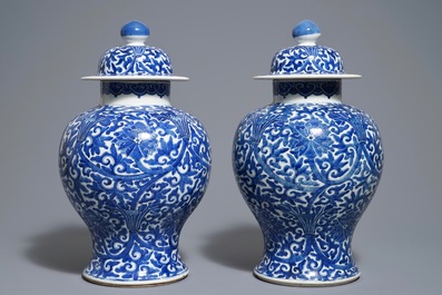 Une paire de vases couverts en porcelaine de Chine bleu et blanc, 19&egrave;me