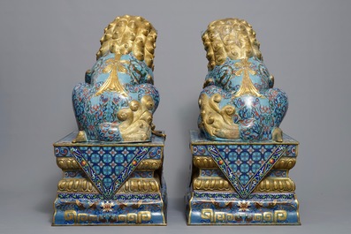 Une paire de grands lions bouddhistes en &eacute;maux cloisonn&eacute;s, Chine, 19/20&egrave;me