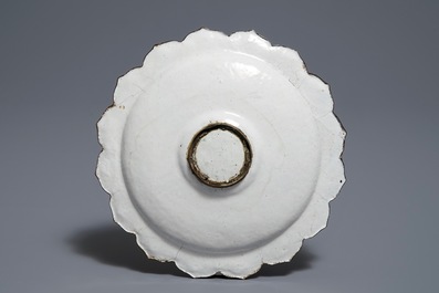 A Chinese Canton enamel brush washer on lotus-shaped stand, 18/19th C.