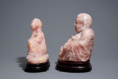 Deux grandes figures en quartz rose sur socles en bois, Chine, 20&egrave;me