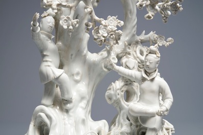 Een uitzonderlijk grote Chinese blanc de Chine groep met twee dames bij een boom, 18e eeuw