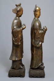 Une paire de grandes figures aux t&ecirc;tes amovibles en bronze, Chine pour le Vietnam, 19&egrave;me