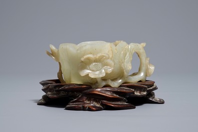 Een Chinese jade libation cup in de vorm van een lotusbloem, 18/19e eeuw