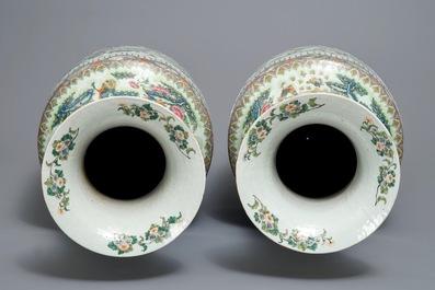 Een paar grote Chinese famille rose vazen met vogels in een tuin, 19e eeuw