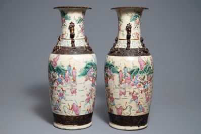 Une paire de vases en porcelaine de Chine famille rose dit &quot;de Nankin&quot;, 19&egrave;me