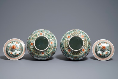Une paire de vases couverts en porcelaine de Chine famille verte, 19/20&egrave;me