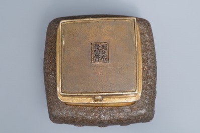 Een grote Japanse bronzen wierookbrander op sokkel, Edo of Meiji, 19e eeuw