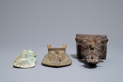 Deux figures en bronze et un fragment de hache, Han et Ming ou apr&egrave;s