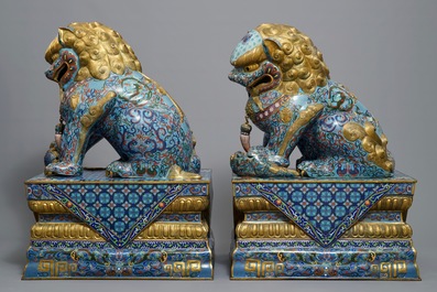 Une paire de grands lions bouddhistes en &eacute;maux cloisonn&eacute;s, Chine, 19/20&egrave;me