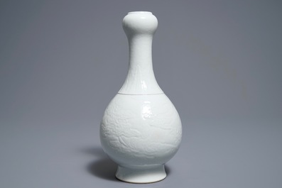 Een Chinese blanc de Chine vaas met onderglazuur drakendecor, Qianlong merk, 19/20e eeuw