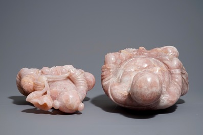 Deux grandes figures en quartz rose sur socles en bois, Chine, 20&egrave;me