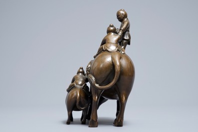 Un groupe en bronze de trois gar&ccedil;ons sur deux buffles, Chine, 19&egrave;me