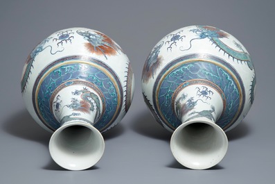 Une paire de vases de forme bouteille en porcelaine de Chine doucai, marque de Qianlong, 19&egrave;me